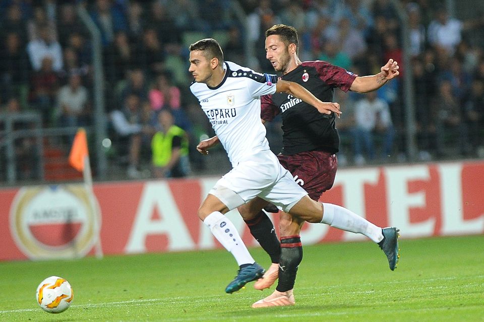 Danel Sinani (li.) im Zweikampf zwischen Andrea Bertolacci vom AC Milan beim Europa League Spiel zwischen dem F 91 Dudelange und dem AC Mailand im September 2018.
