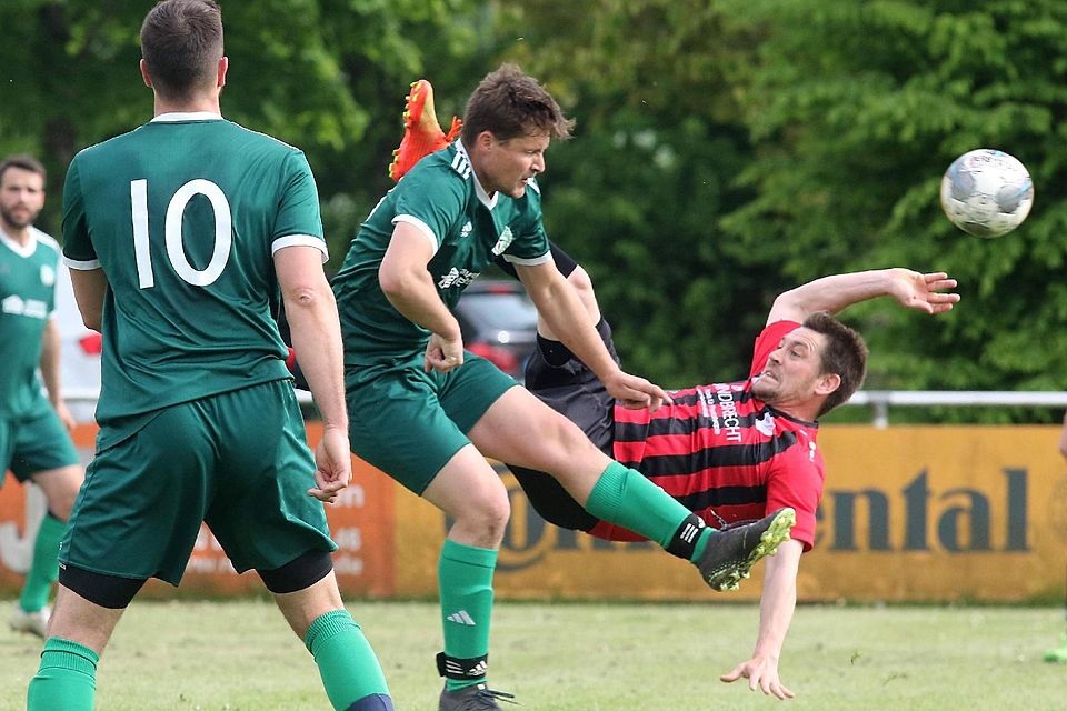 Nicht nur bei den Haltungsnoten vorne: Die Gäste aus Schwabhausen haben den FC Landsberied (in grün) mit 5:1 geschlagen.