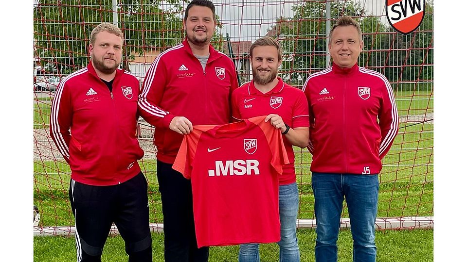 Kevin Grobauer (zweiter von rechts) übernimmt erneut den SV Würding 