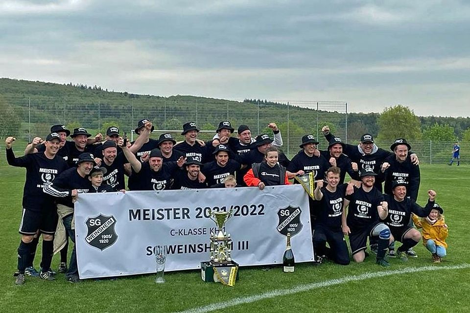 Es darf gefeiert werden: Die C-Klassen-Kicker der SG Weinsheim III bejubeln die vorzeitige Meisterschaft.	