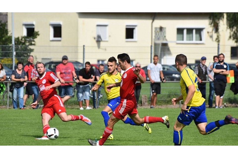 In der ersten Pokalrunde Rems-Murr musste sich der FC Oberrot (in Rot) gegen den TSV Sulzbach-Laufen mit 1:2 nach Verlängerung geschlagen geben.  Hans Buchhofer