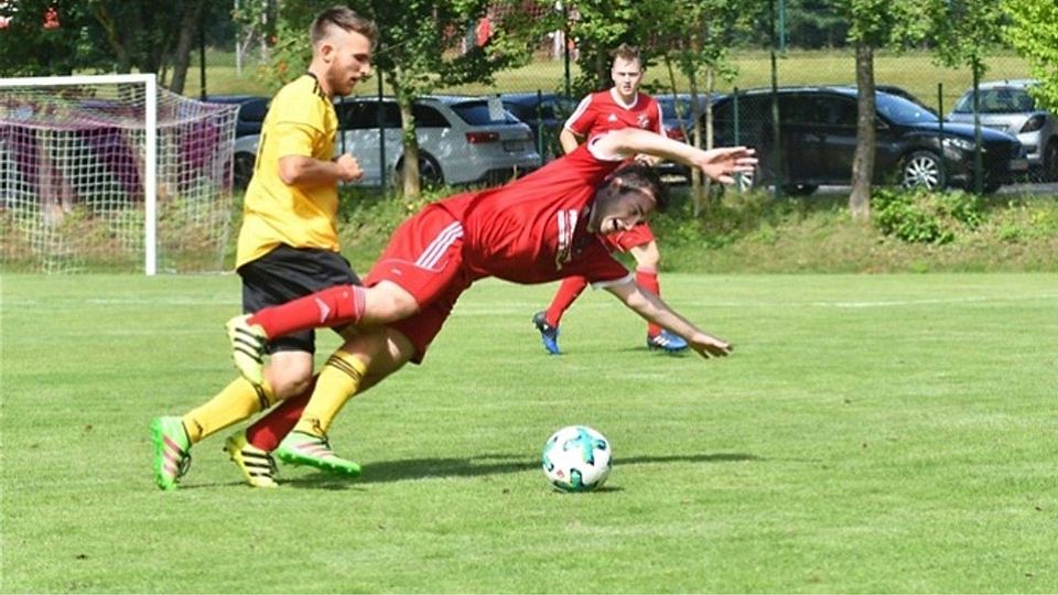 Ihrlerstein (in rot) darf gegen das Schlusslicht nicht erneut stürzen. Der FC Leibersdorf (in gelb) kommt zum Derby nach Kirchdorf. Foto: Kahler