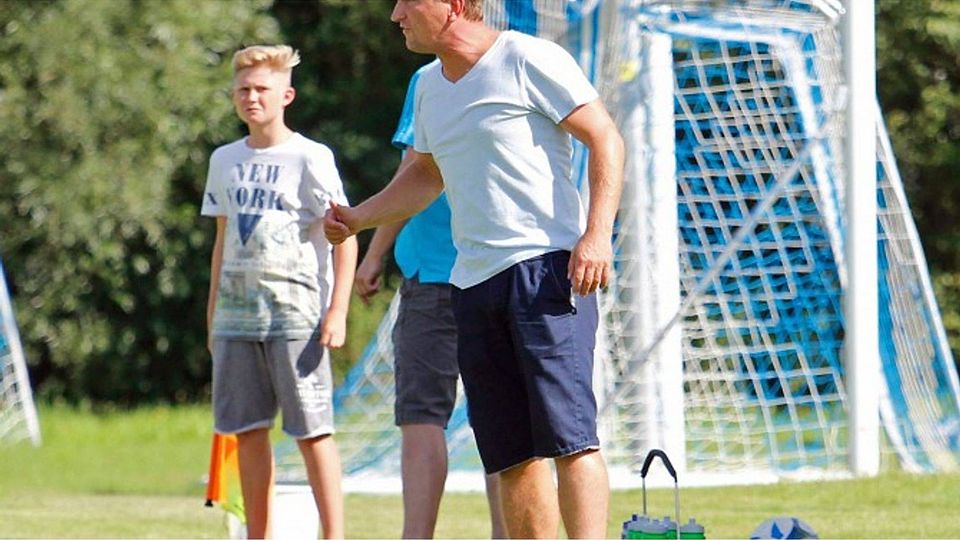 Spielerisch möchte er von seiner Mannschaft künftig mehr sehen: FSV-Trainer Oli Schnös, der Höhenrain unabhängig von der Ligenzugehörigkeit weitertrainiert.  Foto: Rudi Stallein