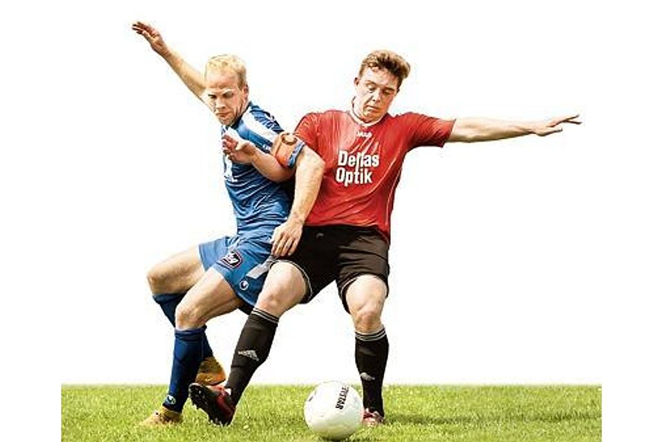 Mit der Binde am linken Arm: Thorsten Tönnies (links) im Testspiel gegen Ofenerdiek Kai Niemann