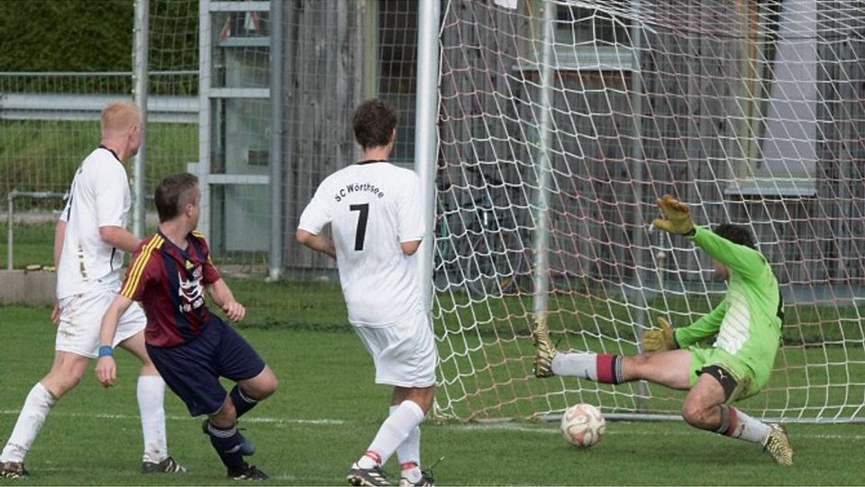 Hoffnung machte den Breitbrunnern zwischenzeitlich Manuel Dreher (2.v.l.) mit dem 1:2-Anschlusstreffer. (foto: svj)