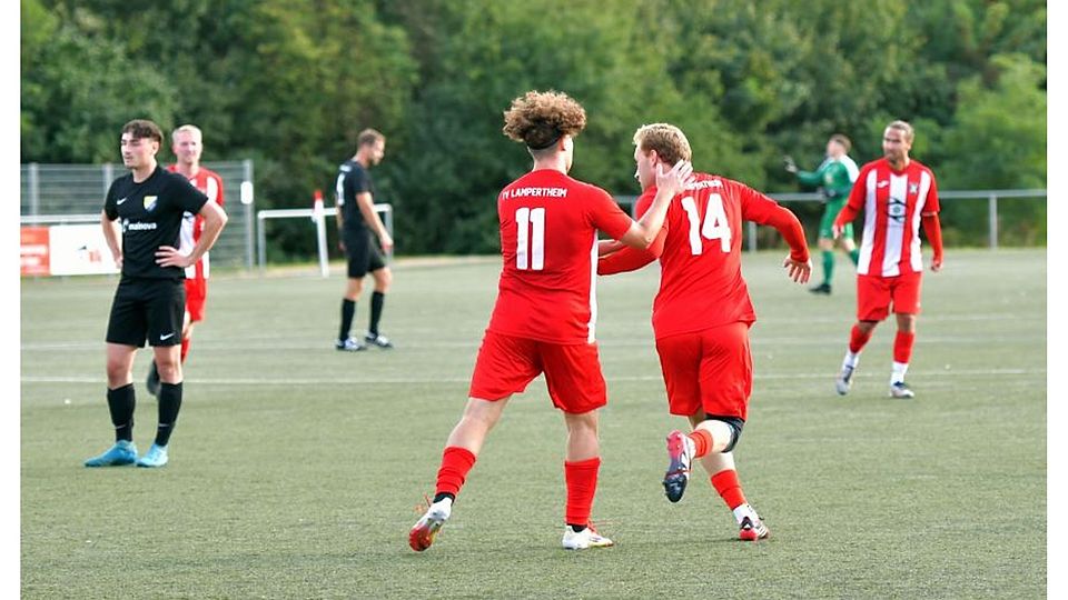 David Gerber gratuliert Mirco Wegerle zum Ausgleich. Im Kerwe-Heimspiel rettete Wegerle dem TV Lampertheim mit dem 1:1 gegen die SG Hammelbach/Scharbach einen Punkt.	 Foto: Dagmar Jährling