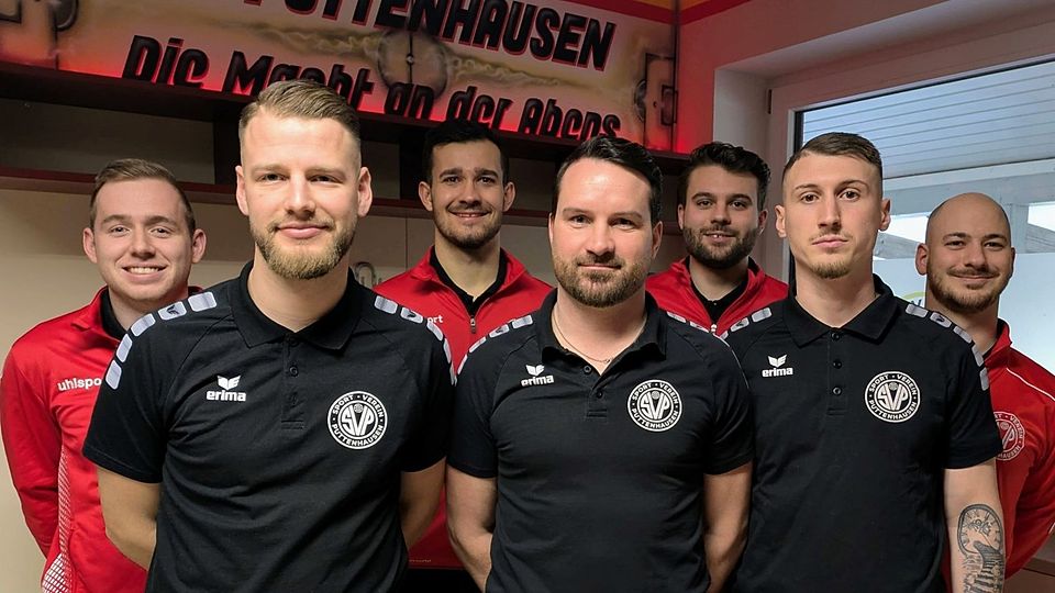 Die Führungsebene mit den Trainern und Vizekapitän