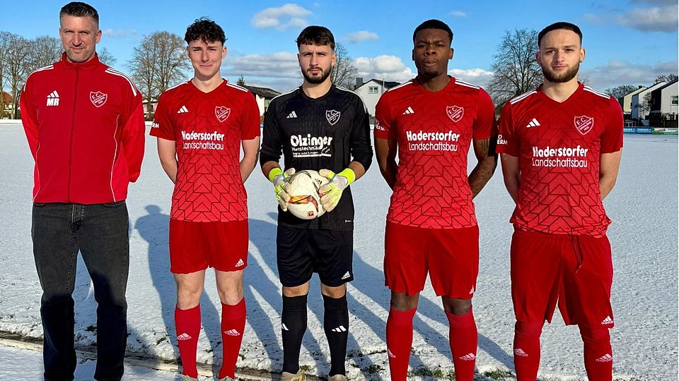 Der sportliche Leiter Mike Roider (links) mit den Neuzugängen Kilian Maul, Behar Gecaj, Aziz Ouro Agrignan und Ibrahim Mulaj.