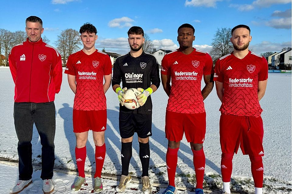 Der sportliche Leiter Mike Roider (links) mit den Neuzugängen Kilian Maul, Behar Gecaj, Aziz Ouro Agrignan und Ibrahim Mulaj.