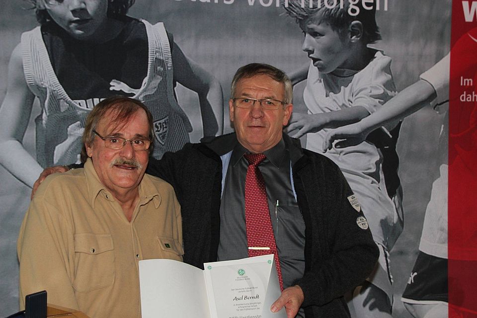 Für seinen "Ausbilder" hatte Richard Armbruster (rechts) eine Ehrung parat: Axel Berndt (Böblingen) erhielt die DFB-Verdienstnadel Foto: privat