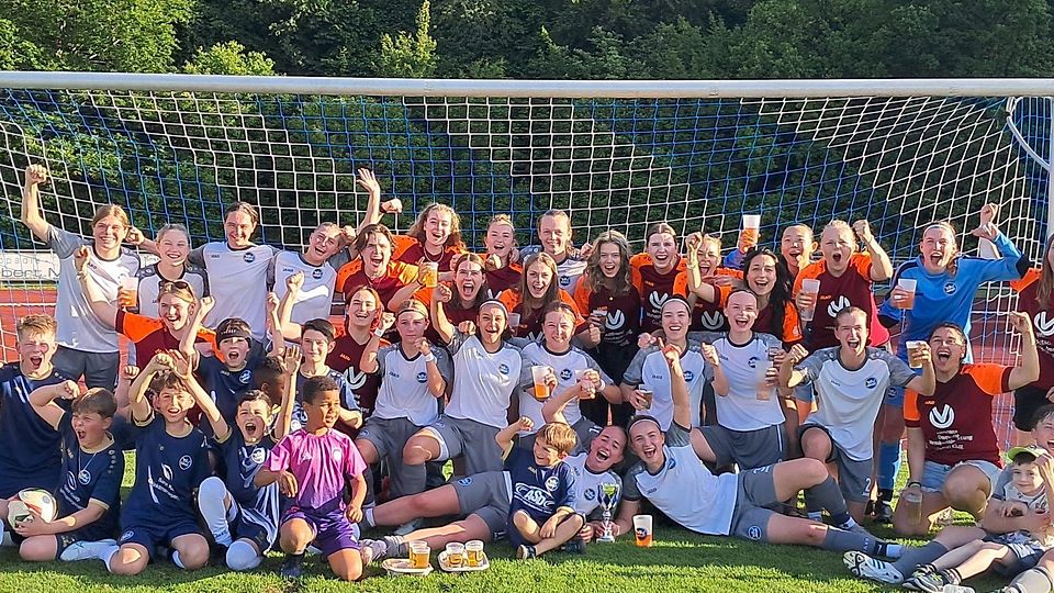 Bezirksliga wir kommen! Die Fußballerinnen der SG Haar/Grasbrunn beginnen die Aufstiegsparty direkt im Stadion, dann geht‘s im Vereinsheim bis in die frühen Morgenstunden weiter.