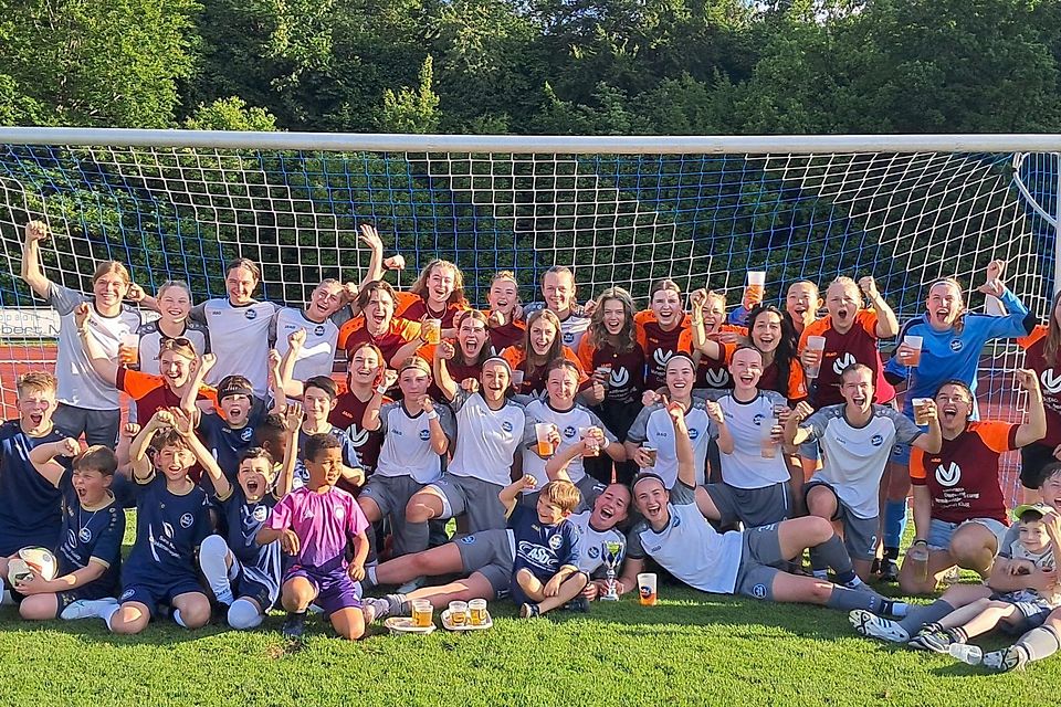 Bezirksliga wir kommen! Die Fußballerinnen der SG Haar/Grasbrunn beginnen die Aufstiegsparty direkt im Stadion, dann geht‘s im Vereinsheim bis in die frühen Morgenstunden weiter.