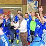 Dirk Lehmann, Trainer der Dürener Sportfreunde, freut sich mit seinen Schützlingen über den Gewinn der Dürener Fußball-Stadtmeisterschaft in der Halle.Foto: Sistemich