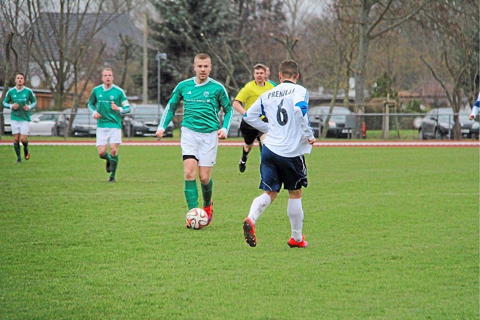 Kein Durchkommen: BBC-Spieler Dennis Dombert wird von Lukasz Thomas Koperski (rechts) aufmerksam beobachtet. ©Jürgen Zinke