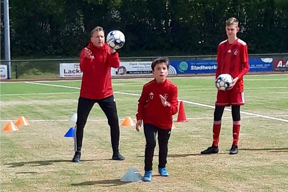 Auch Trainer Peter Radojewski war beim Training mit den Kids des SC Velbert voll dabei.