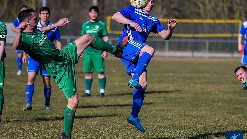 Die SG Gräfenbachtal gewinnt schon wieder und setzt die Siegesserie aus dem Vorjahr auch zum Auftakt 2025 in Roxheim fort - 2:1 für die Gäste lautete das Schlussresultat in einem hart umkämpften Spiel (Roxheim in grün, Gräfenbachtal in den blauen Trikots).