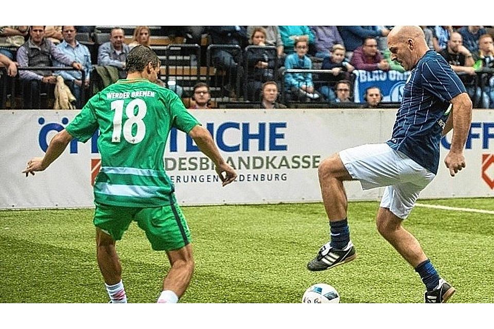 Ein Tänzchen mit den Oldies gefällig? Hier kämpfen Stefan Schnoor (HSV), heute Sportchef beim VfB Lübeck, und der frühere kanadische Nationalspieler Paul Stalteri (Werder Bremen, links) um den Ball.imago