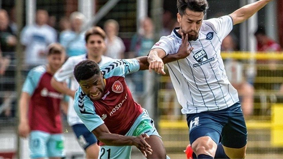 Packender Zweikampf: Junior Ebot-Etchi (links) hält sich Oldenburgs Abwehrspieler Ahmet Saglan vom Leib. Foto:Dewanger