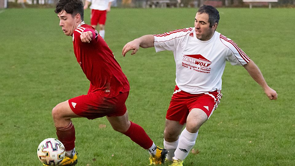Zu selten waren die Spieler der SG Schluchsee/Feldberg (in Rot)  in der vergangenen Saison vor dem Gegner am Ball, das soll sich nach dem Abstieg nun ändern.   | Foto: Wolfgang Scheu