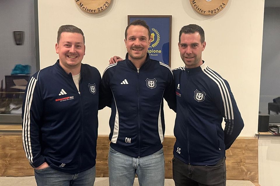 Sichtlicht erfreut ist Andreas Surner (re.) über die Verlängerung von Co-Trainer Julian Börndorfer (li.) und Chef-Coach Dominik Messerer (mitte).