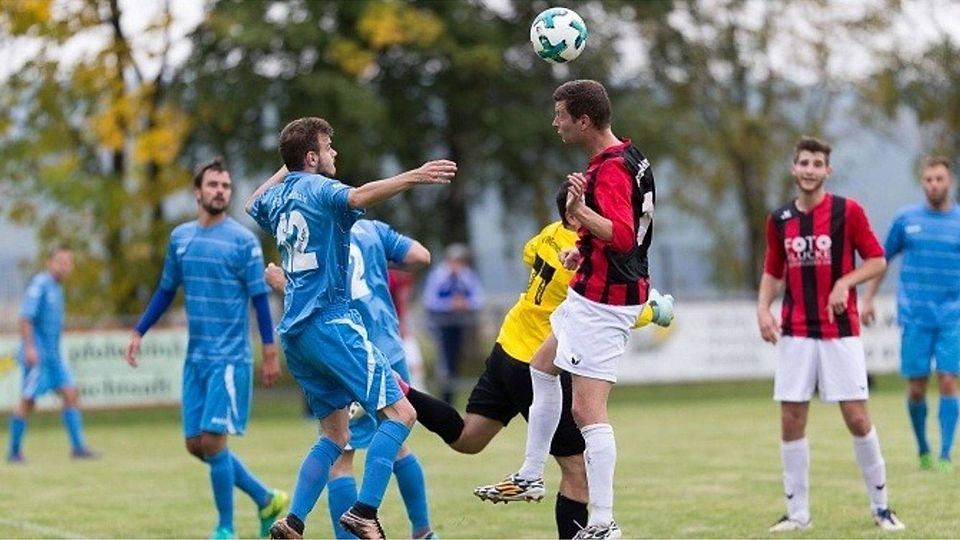 Tobias Suchy (rechts, Eschbach/Wernborn) sieht sich einer Schneidhainer Übermacht gegenüber.	Foto: Flucke