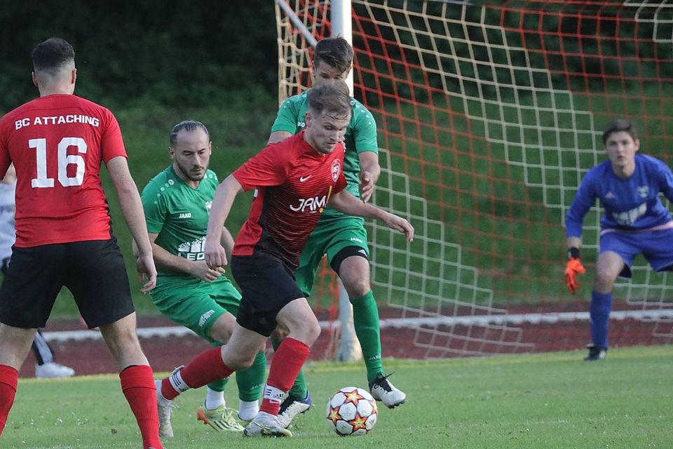 Der BC Attaching legt in der Relegation zur Bezirksliga mit einem 2:0 vor: Maximilian Tessner und Torschütze Domenic Hörmann (16) beschäftigen die Gaimersheimer Abwehr.