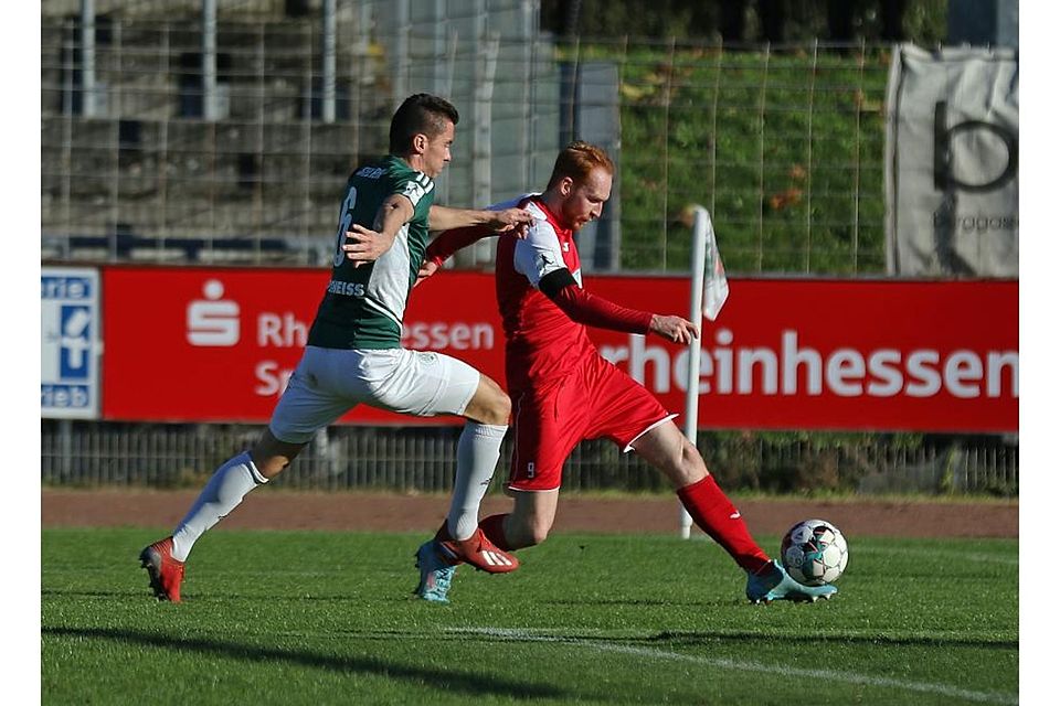 Sah gegen Homburg die Rote Karte wegen einer Schiedsrichterbeleidigung: Angreifer Nils Fischer (rechts).	Foto: pakalski-press/Dirigo