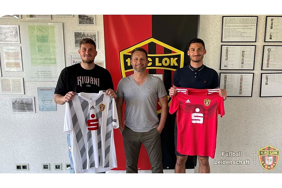 Jörn Schulz begrüßt Rosario Schulze (links) und Florian Stark (rechts) neu beim 1. FC Lok Stendal.