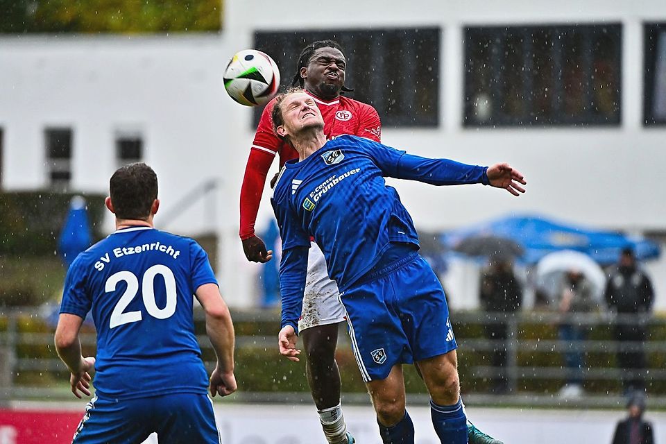 Spielertrainer Andy Wendl (vorne) und der SV Etzenricht duellieren sich erst zu einem späteren Zeitpunkt mit dem SC Luhe-Wildenau.