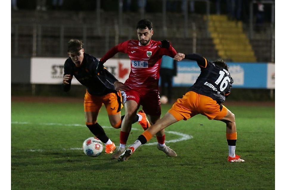 Die Wormatia mit Mert Özkaya (mitte) machte gegen die FCK-Reserve und die Gibs-Brüder Owen (rechts) und Neal ein ordentliches Spiel, verlor die Partie aber 1:2. Foto: Christine Dirigo/pakalski-press Die Wormatia mit Mert Özkaya (mitte) machte gegen die FCK-Reserve und die Gibs-Brüder Owen (rechts) und Neal ein ordentliches Spiel, verlor die Partie aber 1:2. Foto: Christine Dirigo/pakalski-press