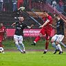Auch nicht vom strömenden Regen zu stoppen war Schwaigs Raffi Ascher (2.v.r.) im Spiel bei Sturm Hauzenberg.