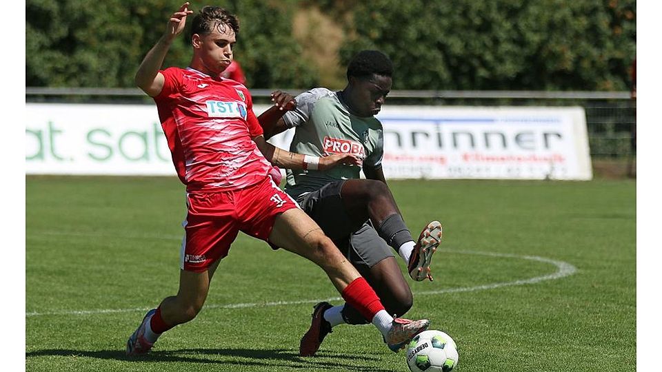 Wormatias Mittelfeldspieler Laurenz Graf (rotes Trikot), hier im Zweikampf mit Yassin Memokoh (Arminia Ludwigshafen), erzielte gegen Hessen Kassel den Führungstreffer.	Foto: Christine Dirigo/pakalski-press