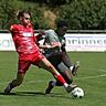 Wormatias Mittelfeldspieler Laurenz Graf (rotes Trikot), hier im Zweikampf mit Yassin Memokoh (Arminia Ludwigshafen), erzielte gegen Hessen Kassel den Führungstreffer.	Foto: Christine Dirigo/pakalski-press