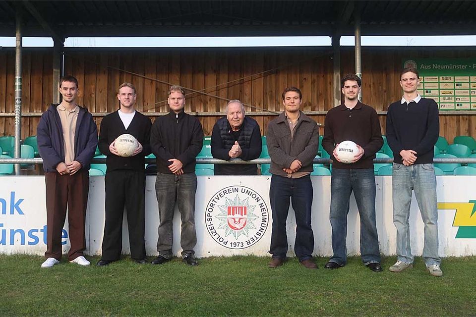 V. l. n. r. - Laurenz Kulig, Finn-Luka Kruse, Youri von der Mehden, Fußball-Obmann Volker Bernaschek, Vitali von der Mehden, Devin Ceyhan und Rune Kulig. V. l. n. r. - Laurenz Kulig, Finn-Luka Kruse, Youri von der Mehden, Fußball-Obmann Volker Bernaschek, Vitali von der Mehden, Devin Ceyhan und Rune Kulig.