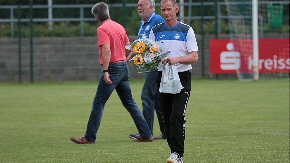 Ein Strauß Blumen zum Abschied: Olaf Schaller muss nach zwei Jahren beim 1. FC gehen     F: Kölbel