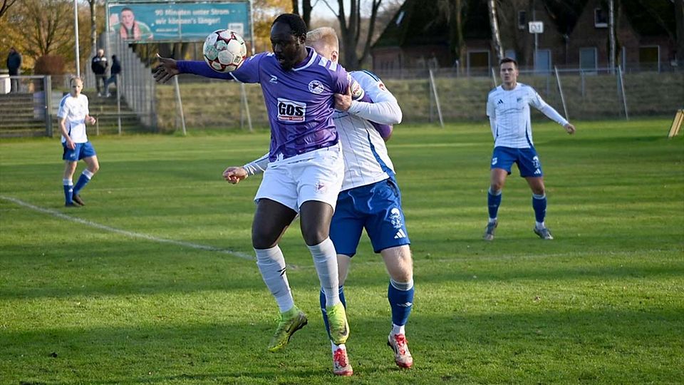 Symbolisch für das Spiel – Jark Decker (Rotenhof) hat Ola Adesanya (VfR) im Griff.