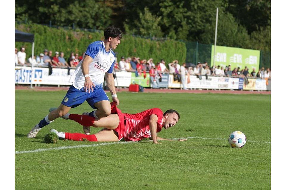 Kein Sieger im direkten Duell: Christopher Hahn (links, TSV Gau-Odernheim) und Altin Vrella (VfR Wormatia Worms) schenken sich nichts. Foto: Axel Schmitz/pakalski-press Kein Sieger im direkten Duell: Christopher Hahn (links, TSV Gau-Odernheim) und Altin Vrella (VfR Wormatia Worms) schenken sich nichts. Foto: Axel Schmitz/pakalski-press