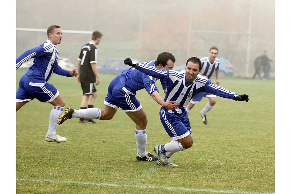 Seht her, ich habs gemacht: Levent Yalkin (rechts) lässt sich von seinen Kollegen für den Treffer zum zwischenzeitlichen 1:0 feiern.	Foto: pa/Schmitz
