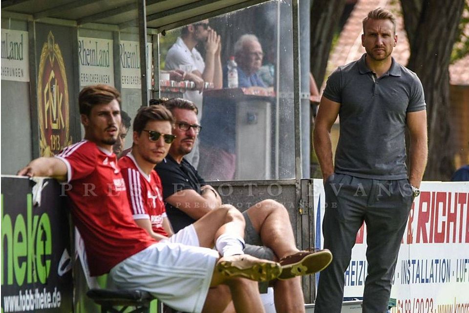 Nach dem Durchmarsch von der Bezirks- in die Bayernliga ist Viktoria Kahl aktuell Tabellenletzter in der 5. Liga. Eine ungewohnte und sehr fordernde Situation für Trainer Nils Noe (rechts).