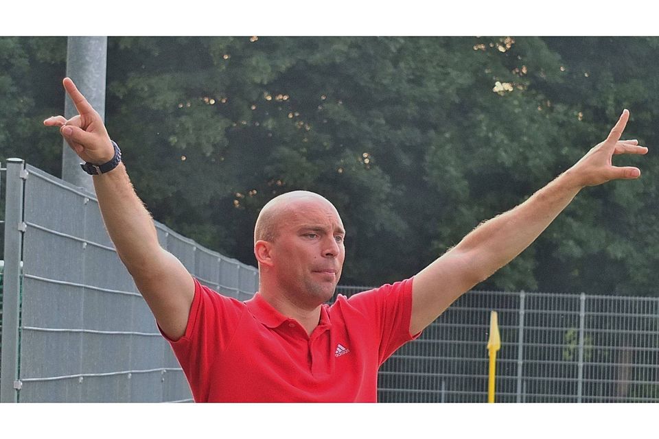Dennis Ley - wie hier beim Sommer-Cup 2014 als Trainer des SV Brake gégen den OSC (3:6) kehrt in der kommenden Saison in den Speckenbütteler Park zurück. Foto: Volker Schmidt