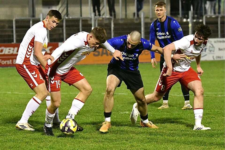 Der künftige Weidener Paul Gebhardt (ganz links) und seine Kollegen der Jahn-Reserve mussten sich in einem umkämpften Spiel Weiden mit 0:1 geschlagen geben.