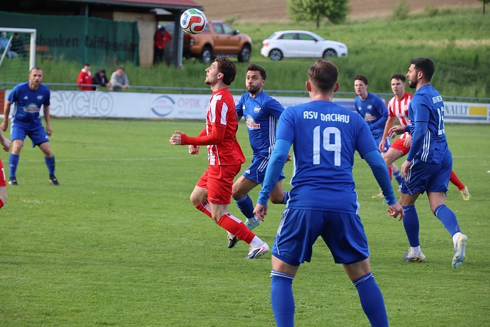 In der Nachspielzeit traf Berkant Barin (rotes Trikot) zum 2:3. Zu mehr reichte es nicht für Dachau 1865.