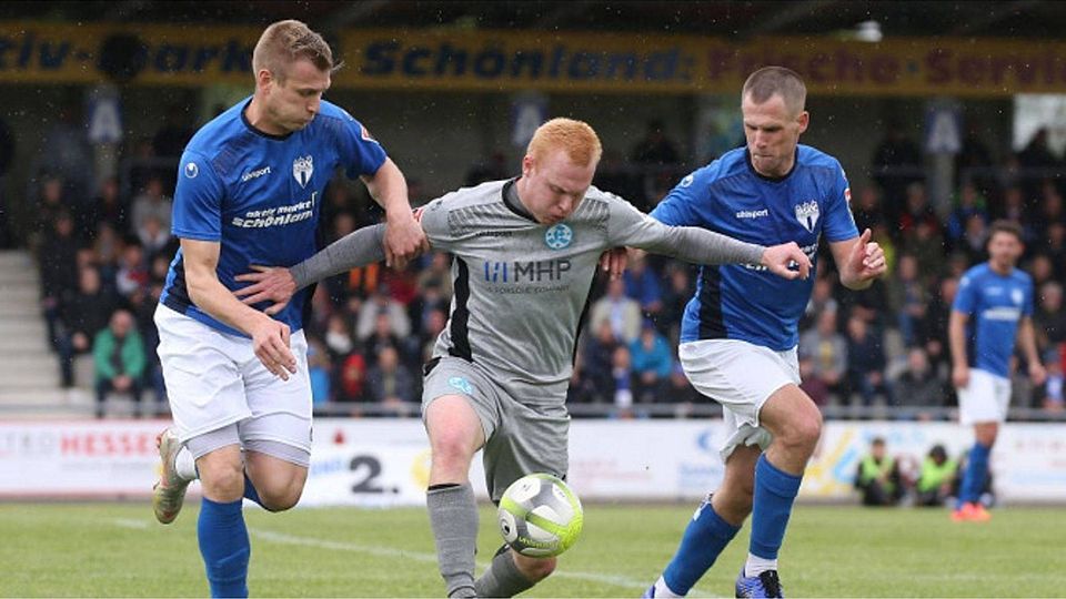 Erzielt das Goldene Tor für die Kickers in Freiberg: Der kampf- und laufstarke Leander Vochatzer (mitte). Foto: Pressefoto Baumann