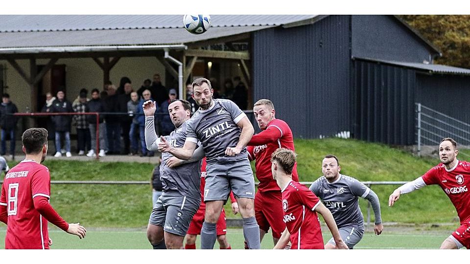 4:2 setzt sich die SSG Breitscheid in Eisemroth durch. Hier gehen (v. li.) Jan Christopher Pinstock, Kevin Dillmann (beide Eisemroth), Fabian Wader und Julius Georg (beide Breitscheid) in Richtung Kopfball. 4:2 setzt sich die SSG Breitscheid in Eisemroth durch. Hier gehen (v. li.) Jan Christopher Pinstock, Kevin Dillmann (beide Eisemroth), Fabian Wader und Julius Georg (beide Breitscheid) in Richtung Kopfball. © Lorenz Pietzsch