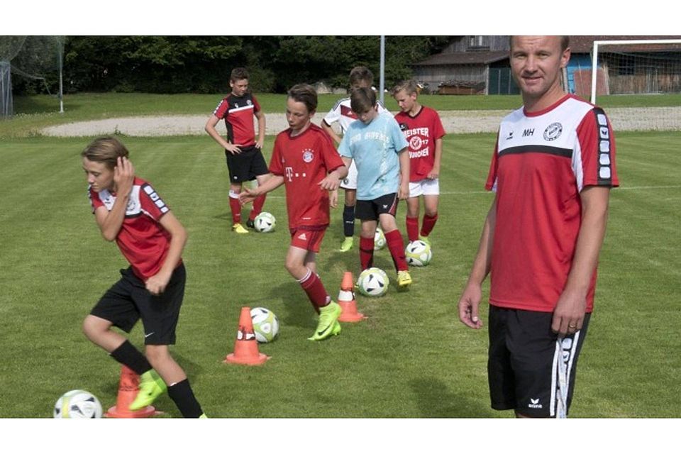Nicht nur als Spieler gefragt: Markus Hibler trainiert die D-Junioren des SV Raisting. Jetzt will sich der 39-jährige aber mehr mit Reisen wie mit Fußball beschäftigen (Foto: Gronau)