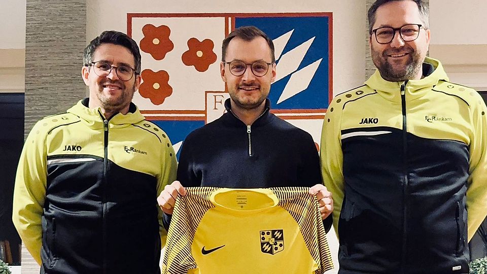 Abteilungsleiter Christian Mühlbauer (links) und Sportlicher Leiter Sebastian Dietl (rechts) stellen Sommerneuzugang Oliver Leutsch vor.