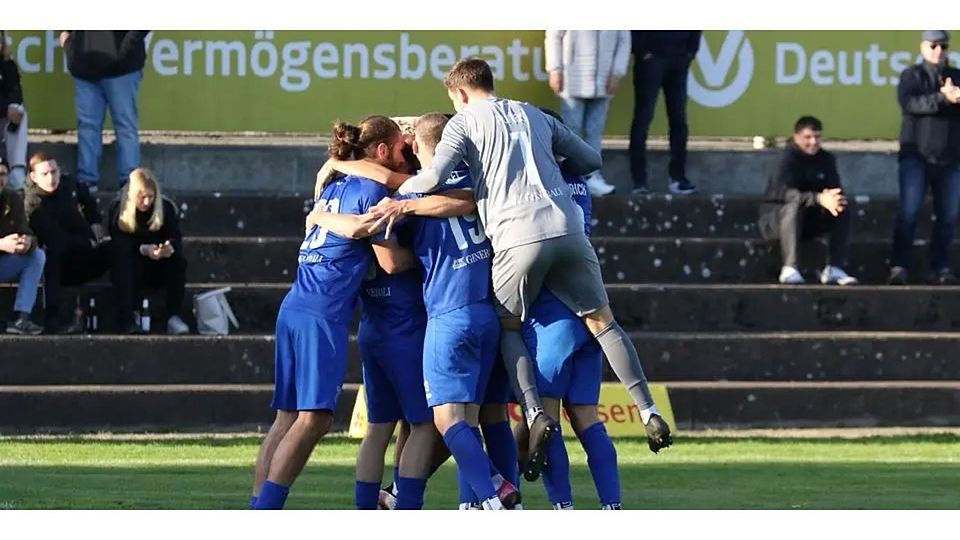 Alle Mann zum Jubeln: Fußball-Hessenligist VfB Marburg feiert gegen den FC Gießen in dieser Szene das 3:0 durch Marcel Kuhlmann. © Jens Schmidt