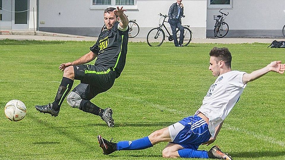 Seit 2012 ist der ehemalige Jugendspieler der Mindelheimer, Benedikt Deigendesch (links), wieder für seinen Heimatverein aktiv. Dabei übernahm er immer wieder Verantwortung: Ob als Kapitän, Interimstrainer oder sogar sportlicher Leiter.  Foto: Siegfried Rebhan