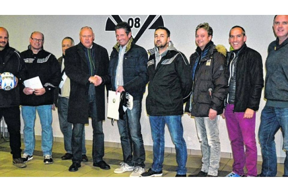 Der Vorstand des SV Viktoria Koslar freute sich an diesem Wochenende gleich doppelt: Manfred Schultze (4.v.l.) überreichte einen 500-Euro-Scheck und Uli Wamig (5.v.l.) bekam die goldene Ehrennadel. Foto: B. Sylvester