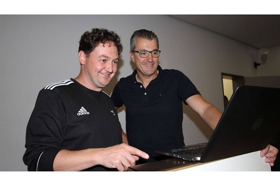 Volker Stellmach, Obmann der Haller Schiedsrichtergruppe, im Gespräch mit Knut Kircher (rechts).  Guido Seyerle